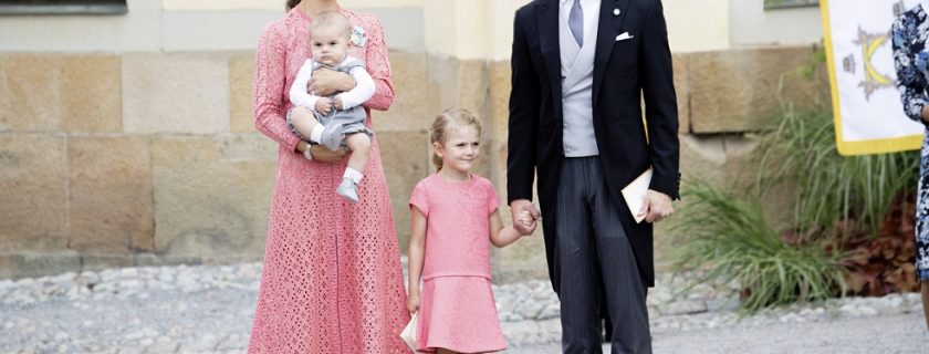 What are the types of dress that the christening should wear?